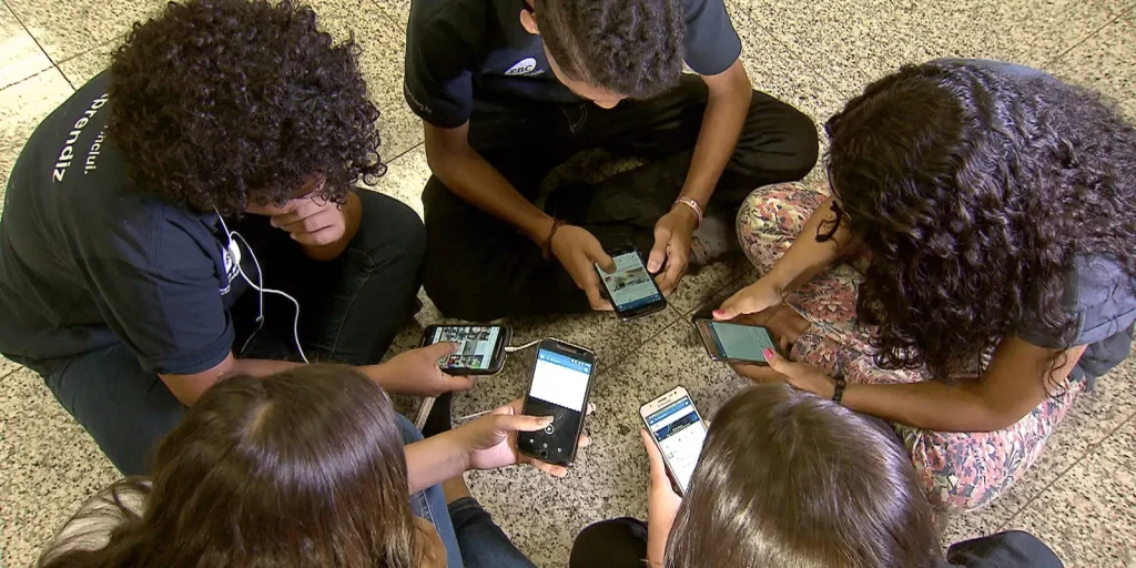 82% dos brasileiros rejeitam celulares para crianças até 3 anos, diz pesquisa