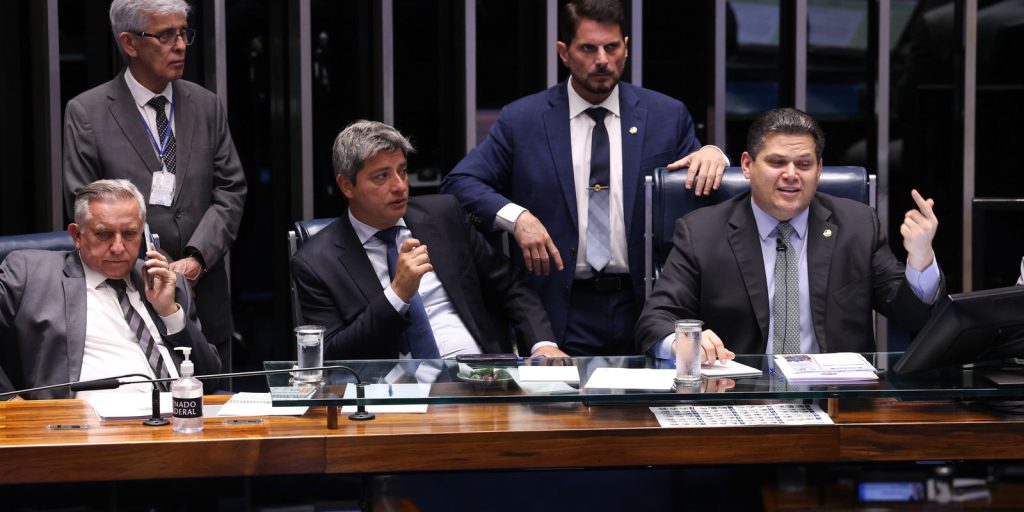 Alcolumbre adia análise da PEC da Segurança Pública no Senado