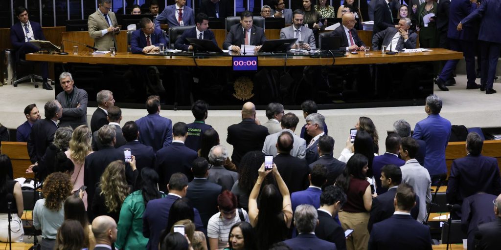 Alcolumbre agenda 14/10 votação em 1º turno da PEC que acaba com 6x1