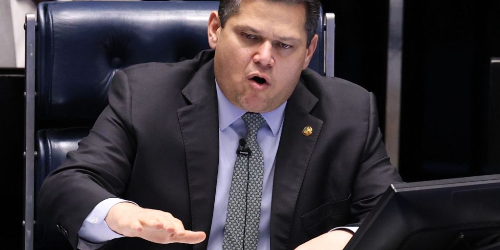 Alcolumbre promulga PEC que extingue a escala 6x1 nesta sexta