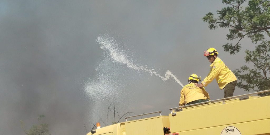 Bombeiros controlam incêndio no Cerrado próximo ao Centro Olímpico da UnB