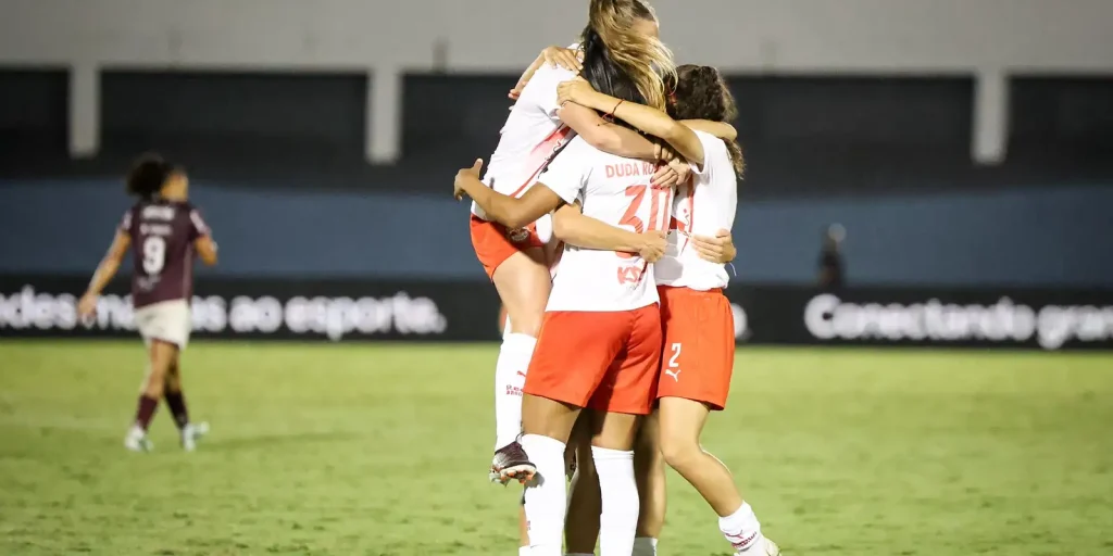 Bragantino vence Ferroviária em Araraquara e larga na frente nas quartas