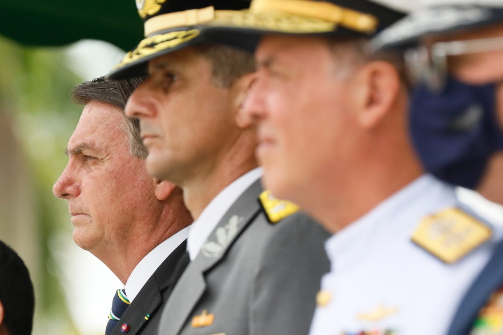 Campanha de Flávio Bolsonaro aciona TSE por 221 posts e 32 perfis