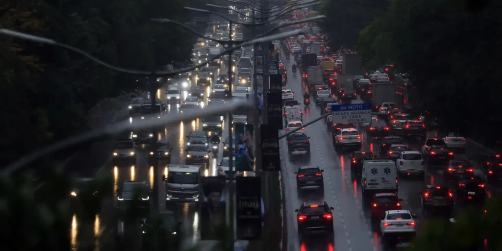 Chuva intensa provoca 17 pontos de alagamento, 3 desabamentos e um morto em SP