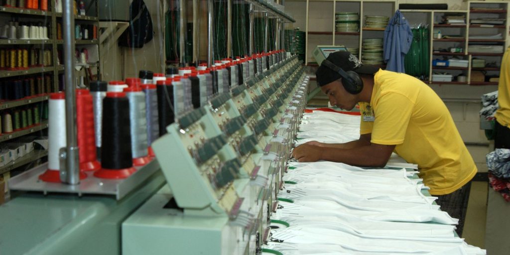 Confiança da indústria sobe em outubro, mas setor completa 22 meses sem confiança