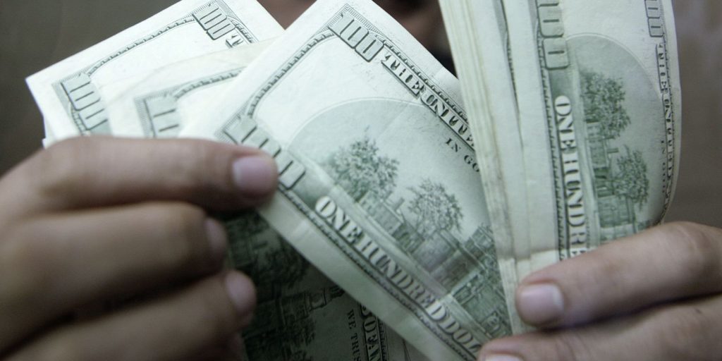 Dólar cai a R$4,985 e puxa semana de queda; Ibovespa bate recorde