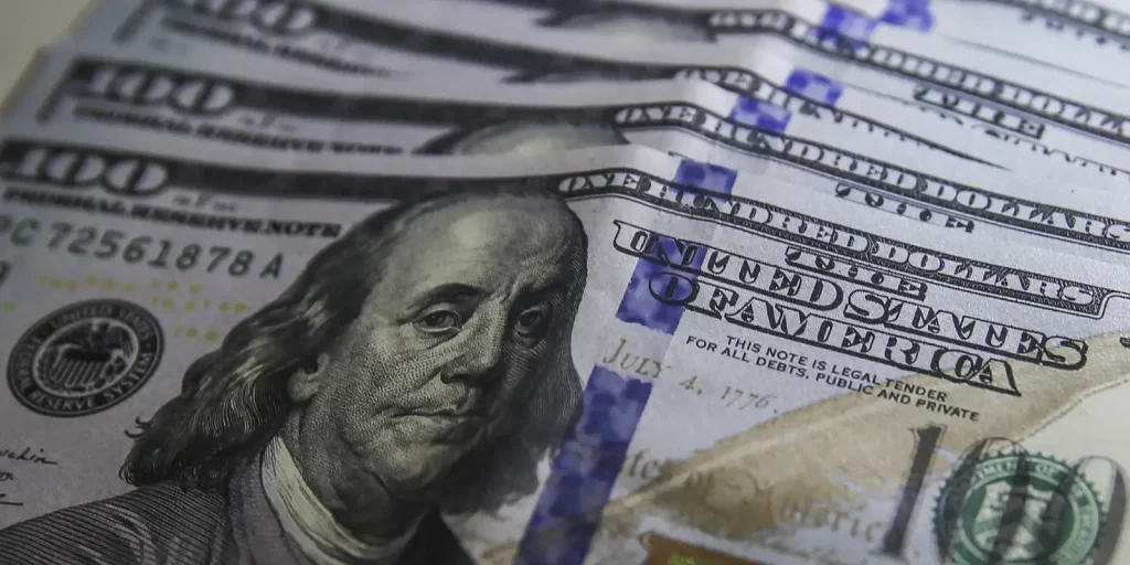 Dólar cai a R$5,02; Ibovespa sobe a 208.295 pontos com fluxo estrangeiro