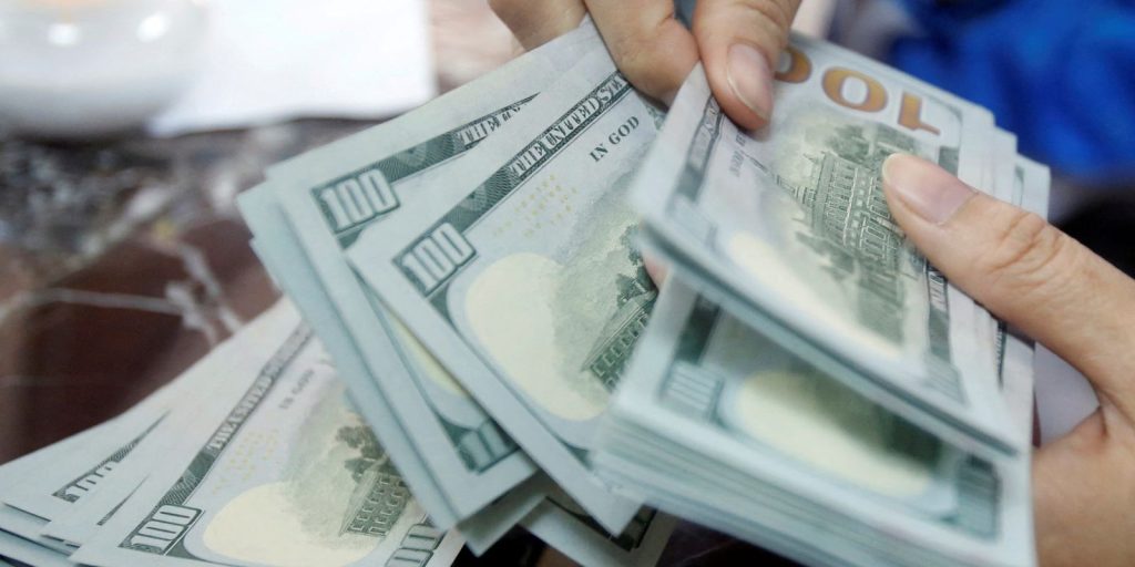 Dólar sobe a R$5,023 e pressiona mercados; Ibovespa cai 1,04%