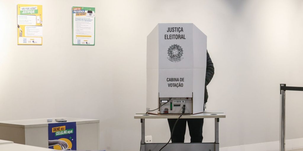 Eleitores decidem prefeitos e plebiscitos no 2º turno