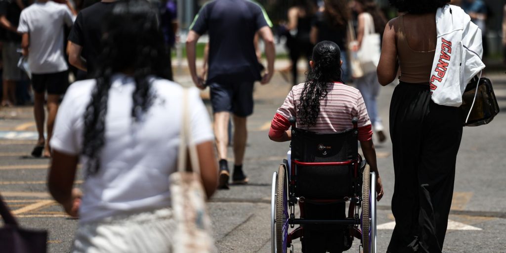 Escolha inglês ou espanhol no Enem 2026: prazo termina neste domingo