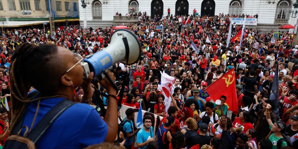 Estudantes mobilizam ruas do país em apoio a Lula