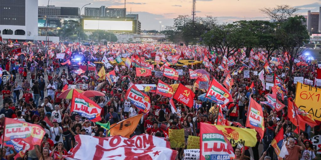 Estudantes ocupam Esplanada em Brasília em ato pró-Lula
