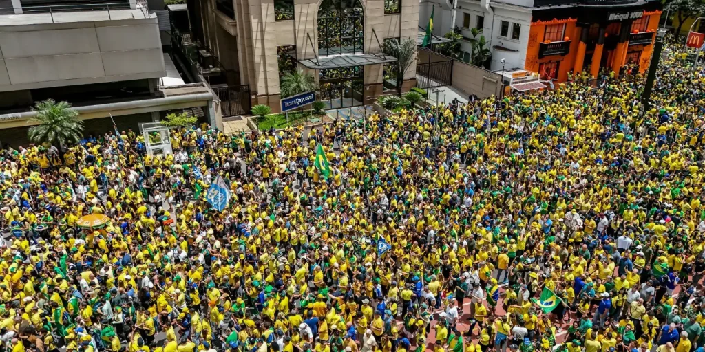 Flávio Bolsonaro promete anistiar o pai e indicar ministros contra o aborto