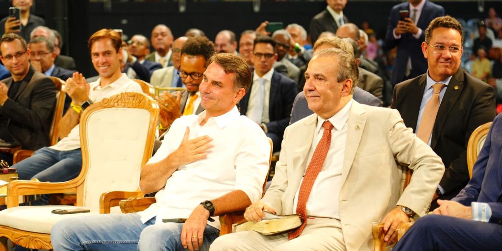 Flávio Bolsonaro reúne lideranças da Grande São Paulo em ato no Anhangabaú