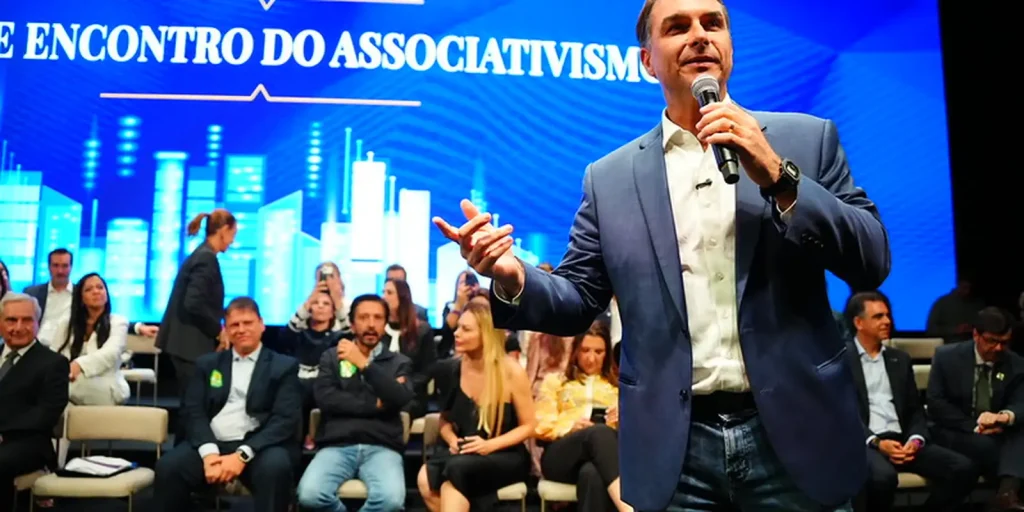 Flávio visita Jair em prisão domiciliar e parte para agenda em SP