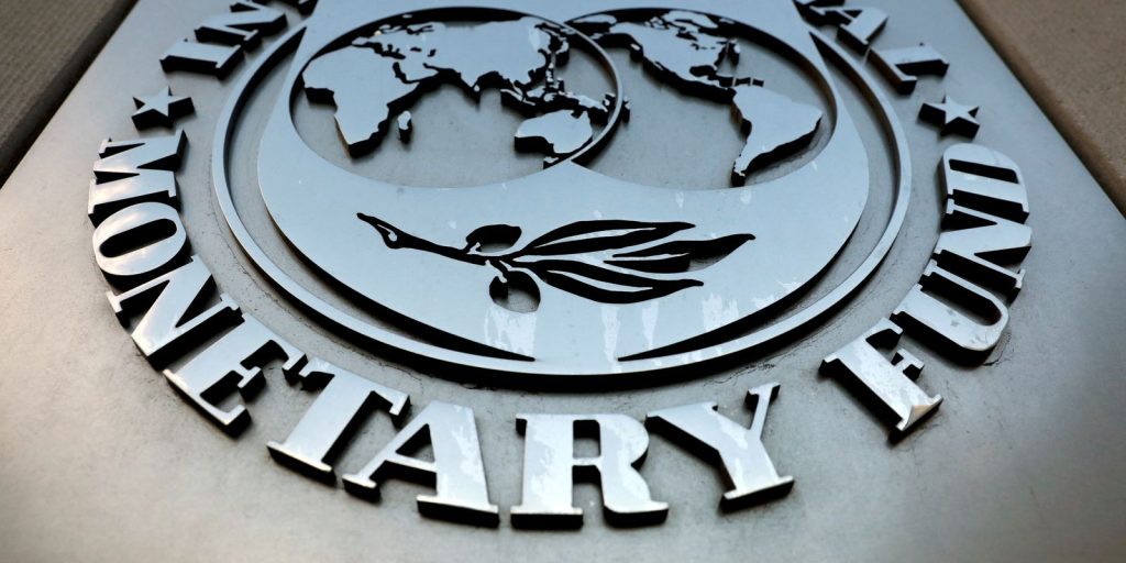 FMI reduz previsão e estima crescimento do PIB em 2,2% para 2026