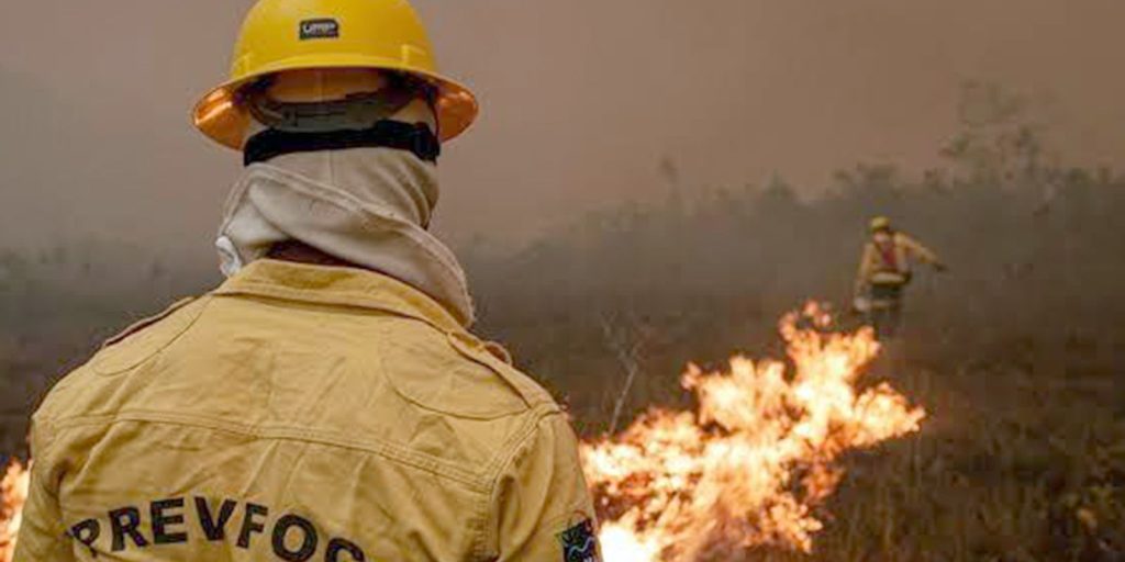 Força-tarefa extingue 300 focos e reduz incêndios no Amazonas para 188