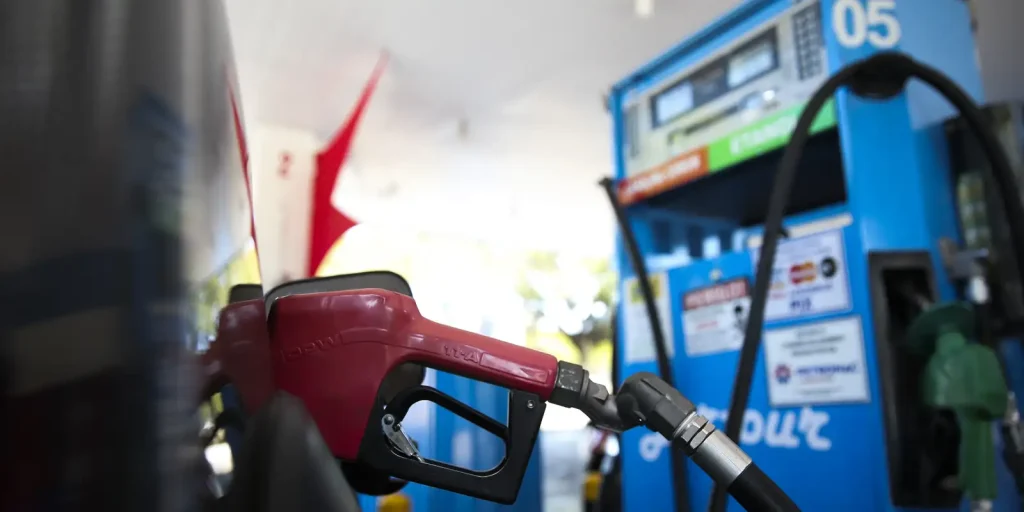 Governo reduz a zero tributos sobre gasolina por 30 dias e reforça subsídios