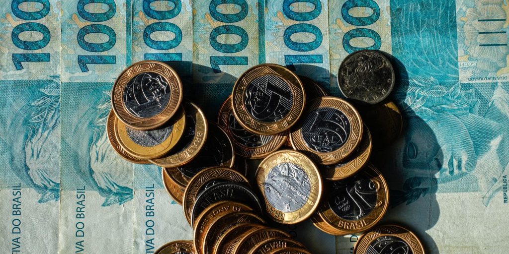 Inflação anual ultrapassa teto e preocupa após alta de setembro