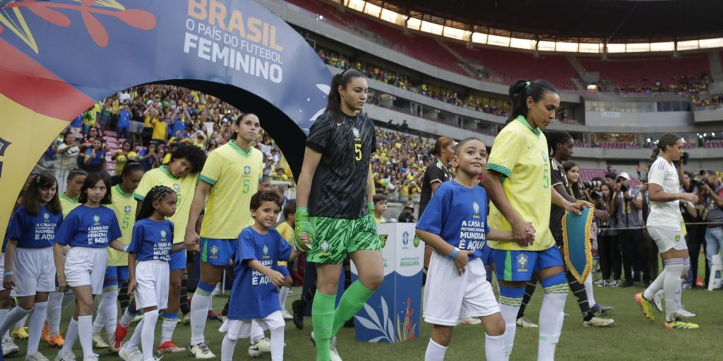 Infraestrutura e futebol feminino: onde Flávio e Lula se diferenciam no esporte