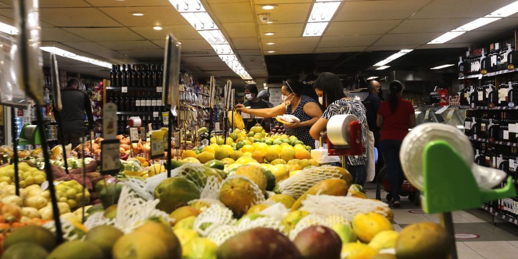 INPC sobe 0,82% em setembro e alcança 4,29% em 12 meses