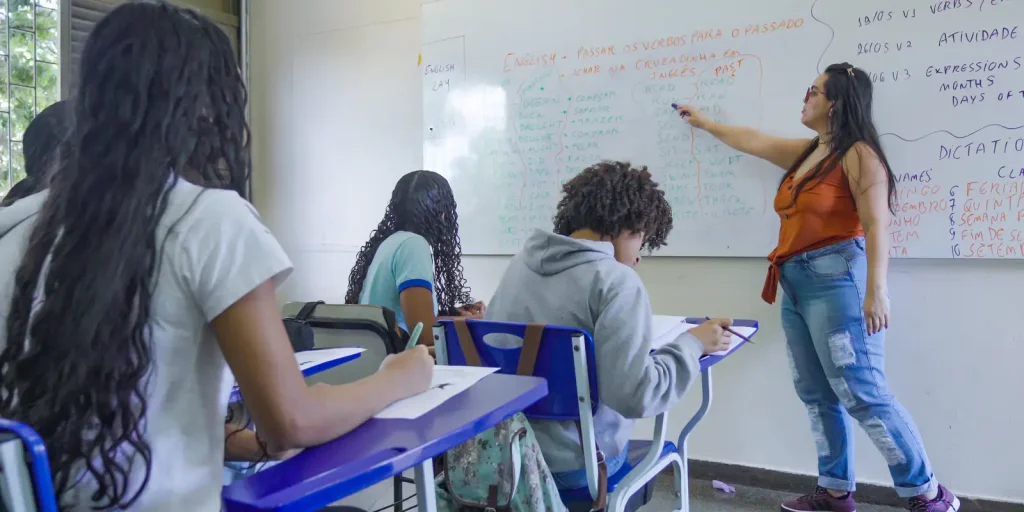 Lula amplia integral e creches; Flávio aposta em escolas cívico‑militares