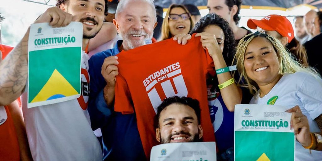 Lula anuncia auxílio estudantil: R$700/mês e R$2.500 anual para universitários