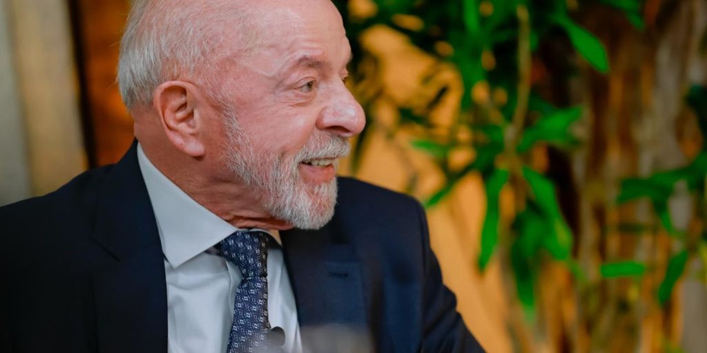 Lula entrega ao TSE autorização para quebra de sigilo e provoca Flávio Bolsonaro