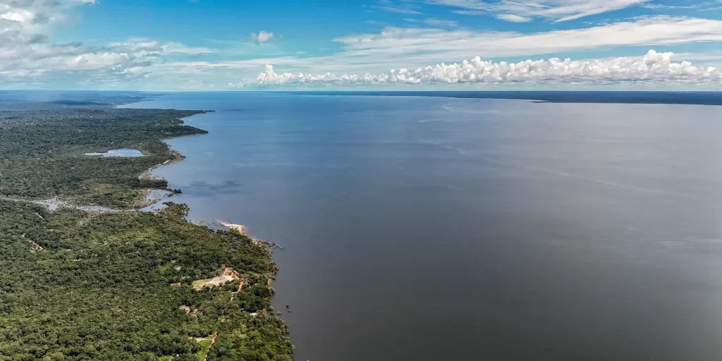 Lula trata clima como emergência; Flávio vê ambiente como fonte de renda