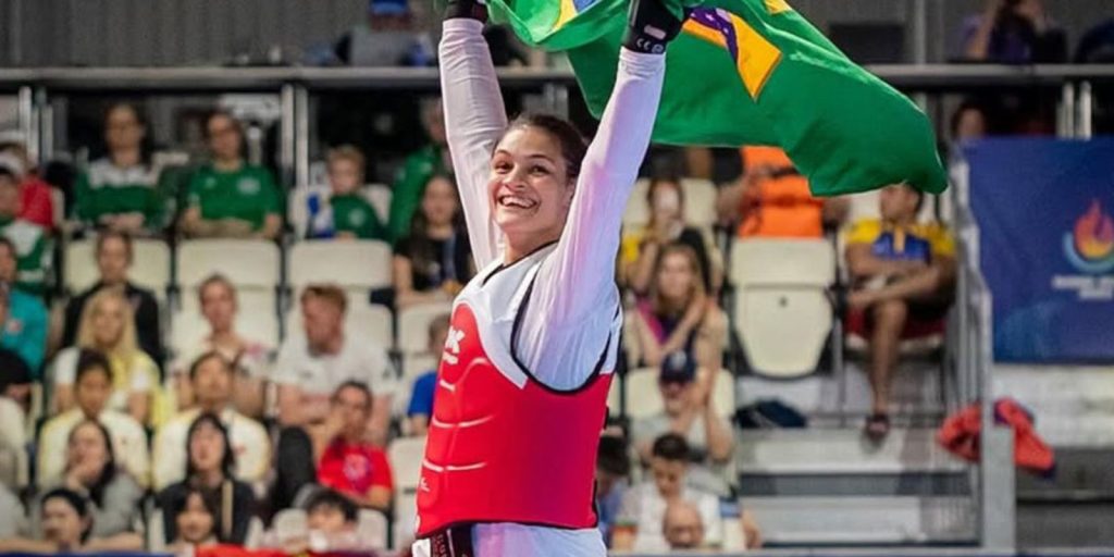 Maria Clara Pacheco domina e conquista ouro no Grand Prix de Paris