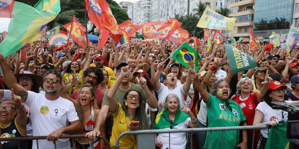 Milhares vão às ruas em 500 cidades por democracia e reeleição de Lula