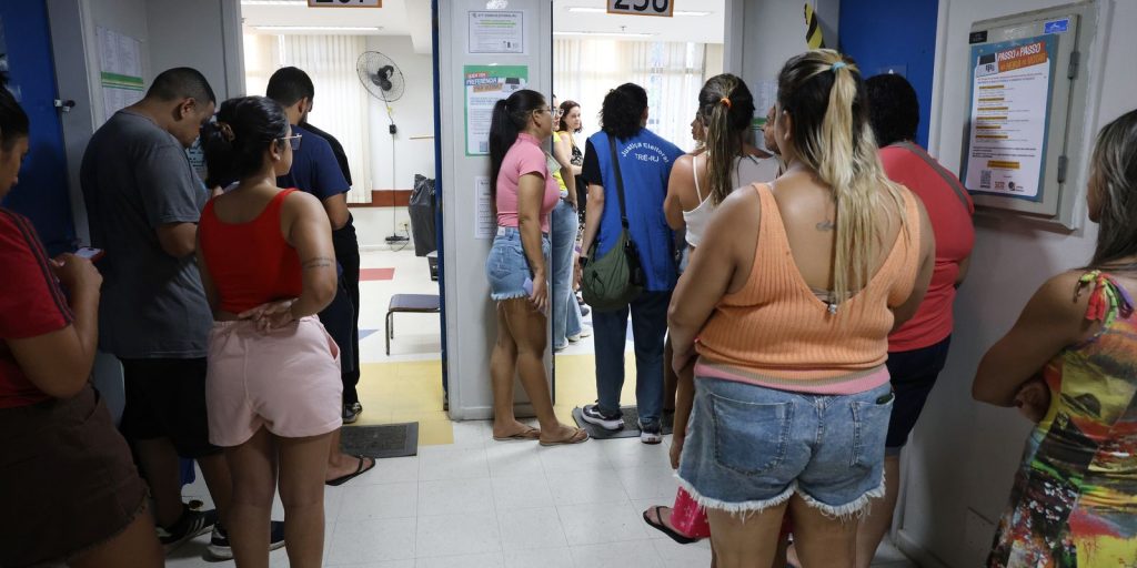Mudança de locais de votação cria filas e deslocamentos na Maré