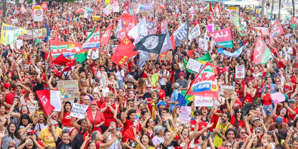 Multidão lota Copacabana em ato pró-Lula e pela democracia