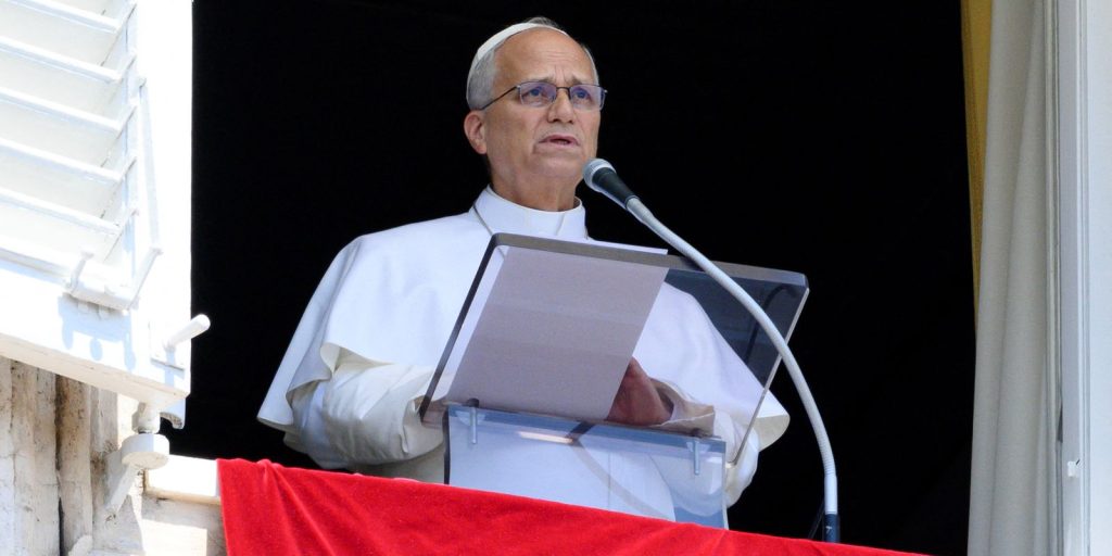 Papa Leão XIV caminha e se alimenta normalmente após cirurgia pulmonar