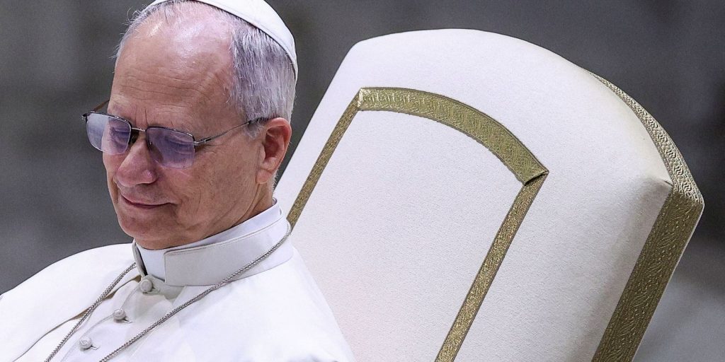 Papa Leão XIV segue internado; Vaticano mantém viagem à América em novembro