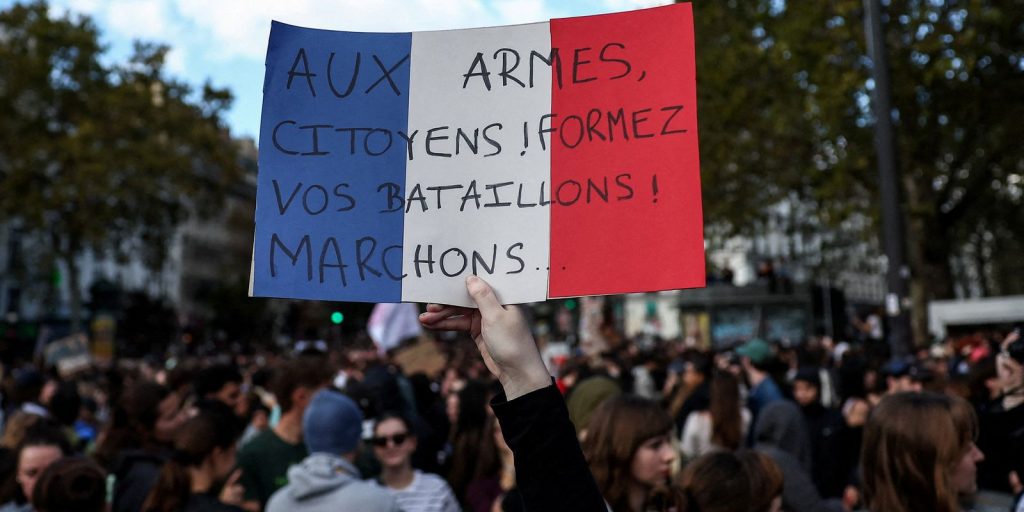 Paris decreta toque de recolher; protestos violentos se espalham