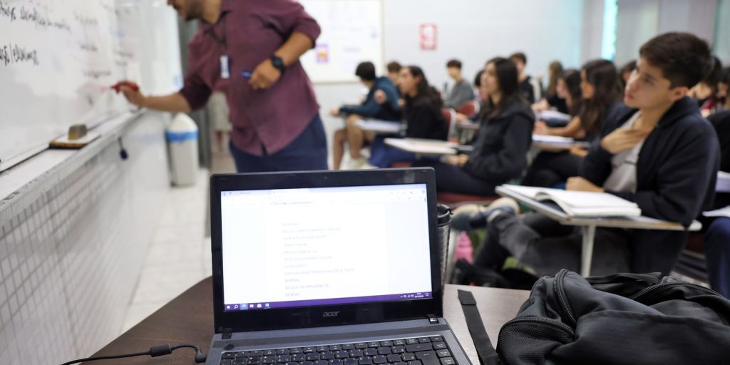 Professora usa IA para mostrar alunos do 4º em profissões do futuro