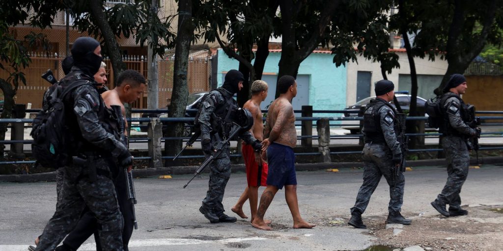 RJ anuncia contratação de câmeras corporais para policiais em mar/2027