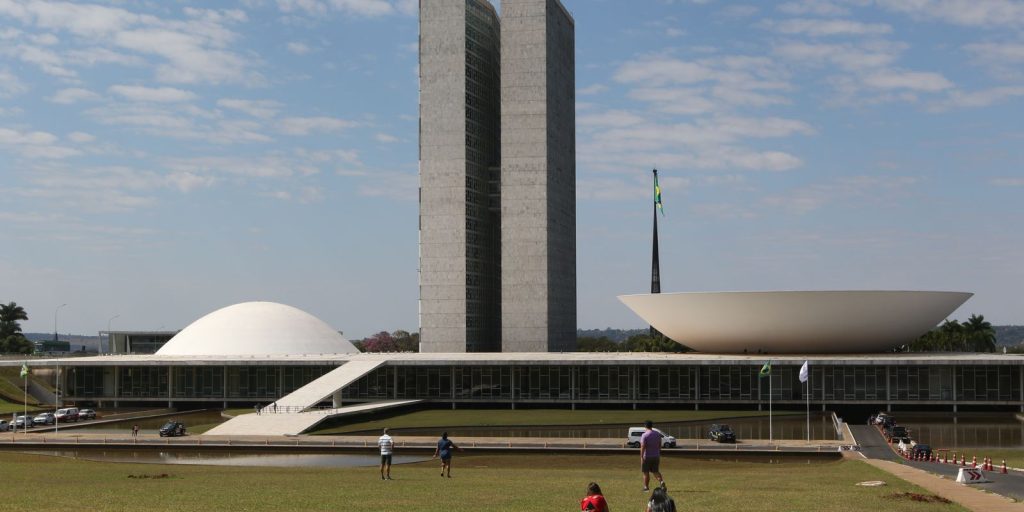 Senado acelera votação da PEC que acaba com a escala 6x1
