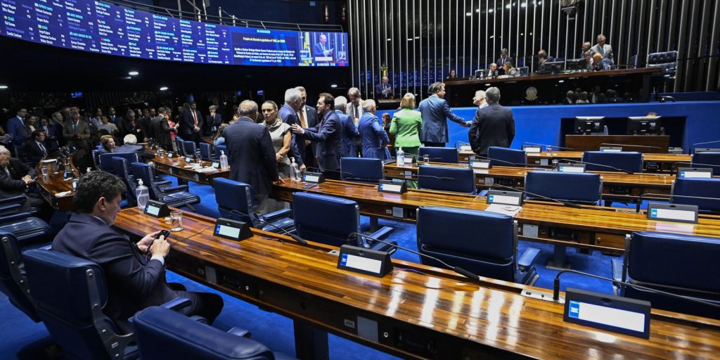 Senado agenda votação da PEC que extingue escala 6x1 para 14/10