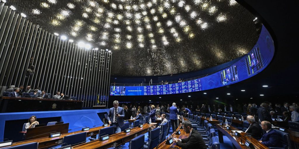 Senado avança com PEC que extingue escala 6x1; 1º turno hoje