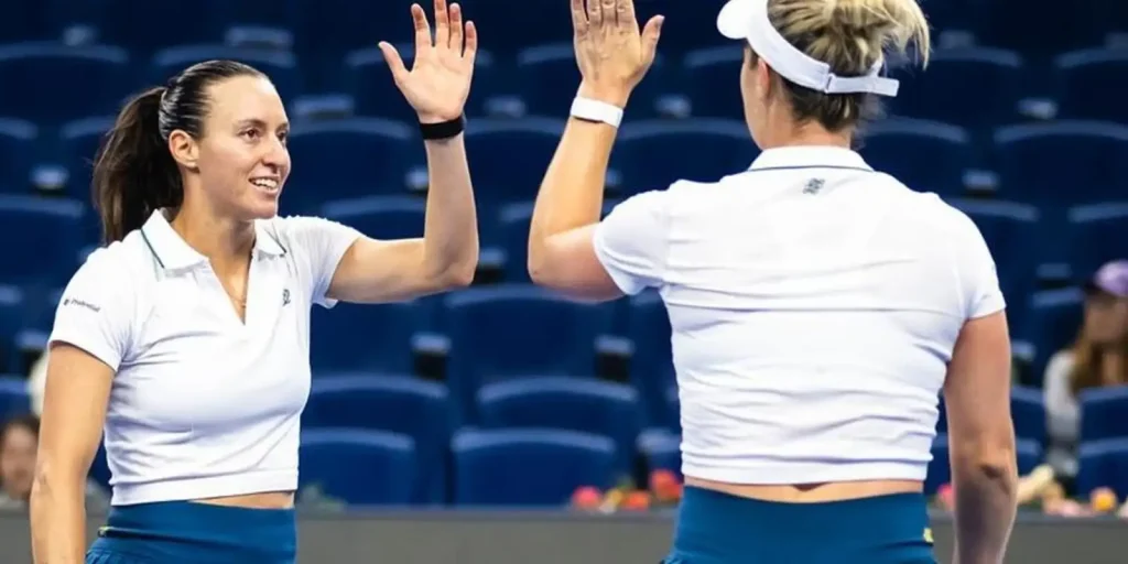 Stefani e Dabrowski vencem Errani/Paolini e avançam às semifinais em Pequim