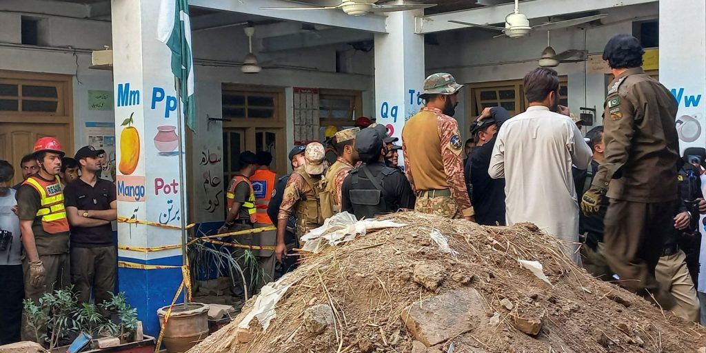 Telhado desaba em escola de Peshawar e mata 32 alunos e professora