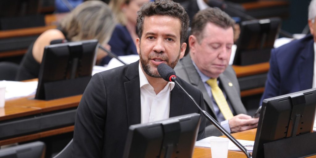 TSE manda suspender canal 'Exército do Lula' e Janones acusa censura