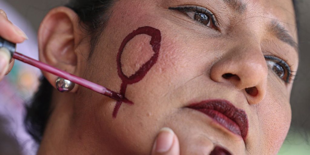 Violência política contra mulheres dispara 11 vezes de 2022 a 2026